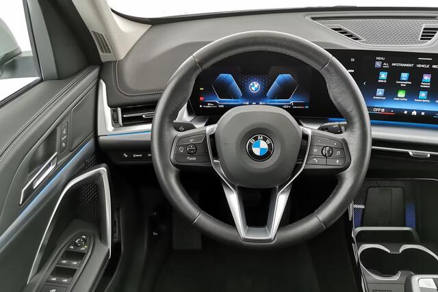 BMW X1 sDrive18iA xLine ** ADAPT. LED, LEDER, PANORAMA, TREKH, ADAPT. CRUISE, ACT. SPORTST ** 1e EIG - Ex BMW-AG - UNFALLFREI ** ** INFORMEER OOK NAAR ONZE AANTREKKELIJKE FINANCIAL-LEASE TARIEVEN **