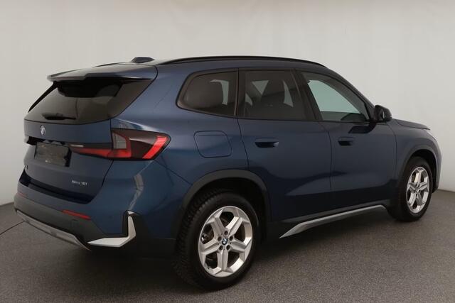 BMW X1 sDrive18iA xLine ** ADAPT. LED, LEDER, PANORAMA, TREKH, ADAPT. CRUISE, ACT. SPORTST ** 1e EIG - Ex BMW-AG - UNFALLFREI ** ** INFORMEER OOK NAAR ONZE AANTREKKELIJKE FINANCIAL-LEASE TARIEVEN **