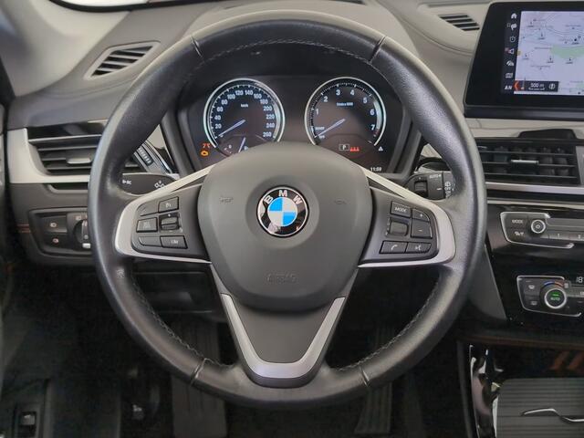 BMW X1 xDrive25e SPORTLINE ** LED, NAVI+, HALF-LEDER, TREKH, CAMERA, HuD, SPIEGELPACK ** 1e EIG - UNFALLFREI ** ** INFORMEER OOK NAAR ONZE AANTREKKELIJKE FINANCIAL-LEASE TARIEVEN **