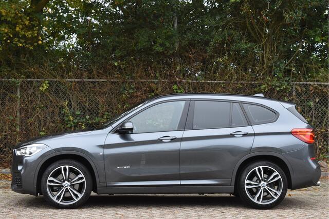 BMW X1 xDrive20i High Executive 4x4 M-Sport | Sportstoelen | Camera | Afn.haak | Keyless | Sfeerverl. | Navi | Full LED | 19" velgen