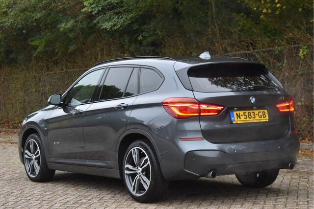 BMW X1 xDrive20i High Executive 4x4 M-Sport | Sportstoelen | Camera | Afn.haak | Keyless | Sfeerverl. | Navi | Full LED | 19" velgen