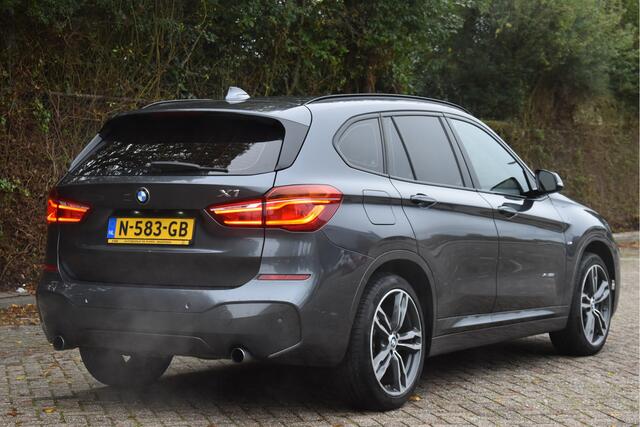 BMW X1 xDrive20i High Executive 4x4 M-Sport | Sportstoelen | Camera | Afn.haak | Keyless | Sfeerverl. | Navi | Full LED | 19" velgen