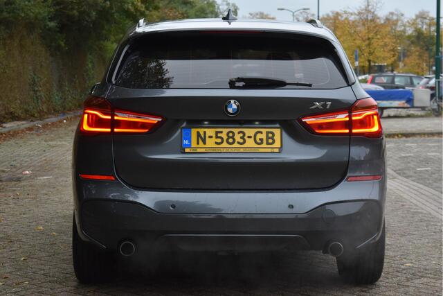 BMW X1 xDrive20i High Executive 4x4 M-Sport | Sportstoelen | Camera | Afn.haak | Keyless | Sfeerverl. | Navi | Full LED | 19" velgen