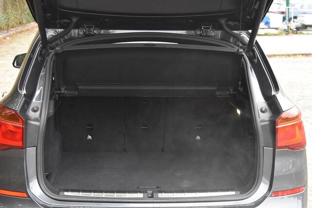 BMW X1 xDrive20i High Executive 4x4 M-Sport | Sportstoelen | Camera | Afn.haak | Keyless | Sfeerverl. | Navi | Full LED | 19" velgen