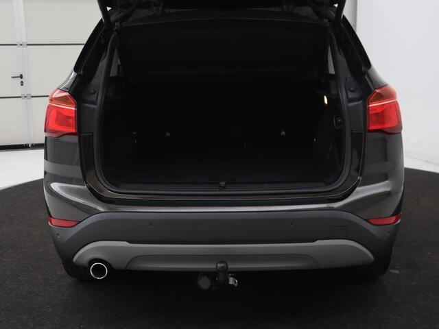 BMW X1 sDrive18d | Leder | Stoelverwarming | Trekhaak | Camera | Navigatie | Climate control | Cruise control | Bluetooth