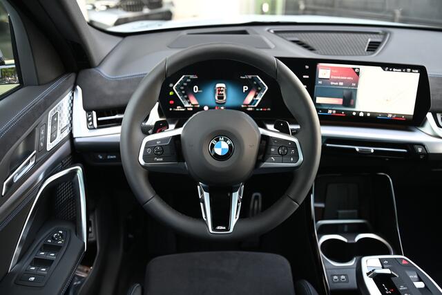 BMW X2 sDrive20i High Executive M Sport Automaat / Panoramadak / Trekhaak / Sportstoelen / M Adaptief onderstel / Comfort Access / Adaptieve LED / Parking Assistant Plus / Head-Up