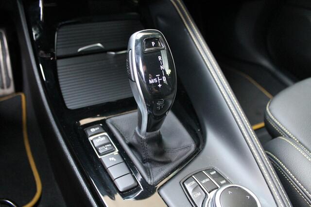 BMW X2 sDrive20i Automaat / Sportstoelen / Adaptieve LED / M Sportonderstel / Park Assistant / Stoelverwarming