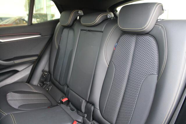 BMW X2 sDrive20i Automaat / Sportstoelen / Adaptieve LED / M Sportonderstel / Park Assistant / Stoelverwarming