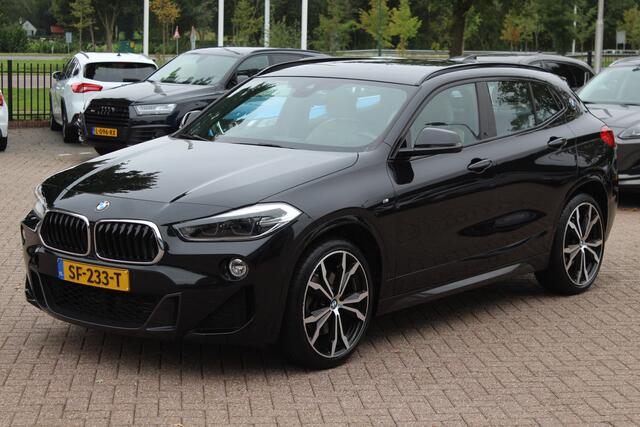 BMW X2 sDrive20i High Exe. M Sport / Camera / Leder / Head-up / 20'' / Navi. Proff / Stoelverwarming / DAB