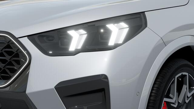 BMW X2 sDrive20i High Executive M Sport Automaat / Panoramadak / Trekhaak / Sportstoelen / Parking Assistant Plus / Head-Up / Comfort Access / M Adaptief onderstel