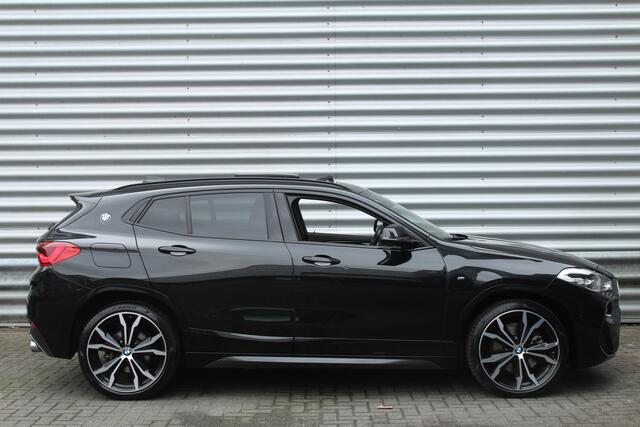 BMW X2 sDrive20i High 192pk Executive AUTOMAAT NL-Auto NAP 1e Eigenaar Panoramadak Clima Cruise Navi HUD El. Klep Trekhaak 1800kg