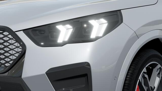 BMW X2 iX2 eDrive20 M Sport / Trekhaak / Sportstoelen / Achteruitrijcamera / M Adaptief onderstel / Comfort Access / Adaptieve LED / Stoelverwarming