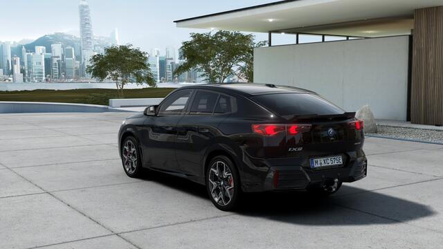 BMW X2 iX2 eDrive20 M Sport / Panoramadak / Trekhaak / Sportstoelen / Comfort Access / M Adaptief onderstel / Adaptieve LED / Parking Assistant Plus