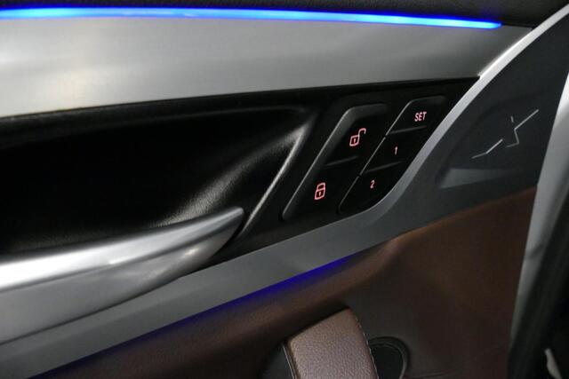 BMW X3 xDrive20i M Sport / Panoramadak / Elektr. verstelbare stoelen (best. memory) / Stoelverwarming / Ambienteverlichting / Apple Carplay - Andriod Auto / Lederen bekleding / M Aerodynamicapakket / Achterbank verwarming / Achteruitrijcamera / Cruise Control / 