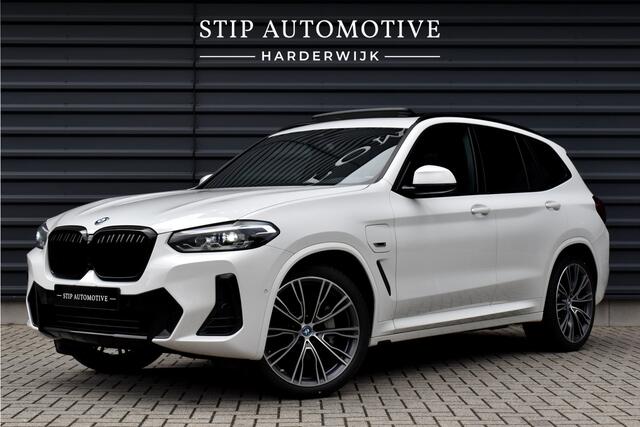 BMW X3 xDrive30e M Sport | Panoramadak | 21'' Velgen | Camera | CarPlay | Head-Up | Lederen Bekleding | Stoelverwarming |