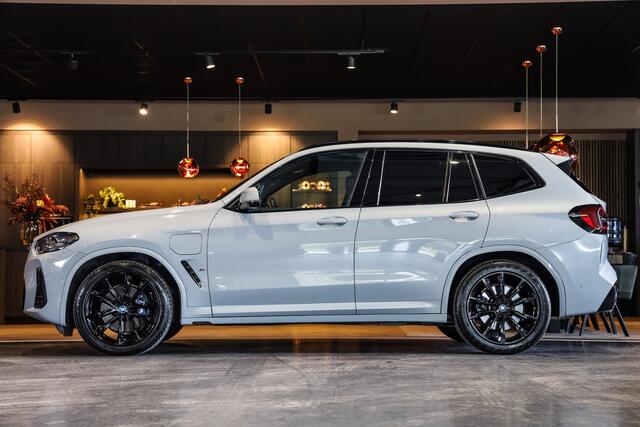 BMW X3 xDrive30e High Exe M-Sport Brooklyn Grau, M-Sportstoelen Leder met Memory/ Verwarming/ Lendeverst. Pano, Black Optic, ACC, Head-Up,Harman-Kardon, DAB, BMW Live Dash, Keyless, Driving Ass, Camera, Rollo's, Parkeer Ass/ Opberg/ Spiegel Pakket, 20''