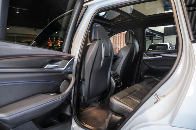 BMW X3 xDrive30e High Exe M-Sport Brooklyn Grau, M-Sportstoelen Leder met Memory/ Verwarming/ Lendeverst. Pano, Black Optic, ACC, Head-Up,Harman-Kardon, DAB, BMW Live Dash, Keyless, Driving Ass, Camera, Rollo's, Parkeer Ass/ Opberg/ Spiegel Pakket, 20''