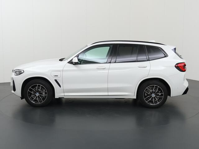 BMW X3 xDrive30e High Executive M-Sport | Navigatie | Parkeercamera | Stoelverwarming | Keyless Go | Sportstoelen | ShadowLine | Ele.kofferdeksel | Apple CarPlay/Android Auto |