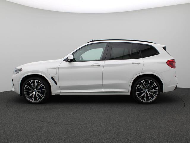 BMW X3 xDrive30e High Executive 292PK AUT8 Pano-Schuifdak, Cruise Controle, Head-Up Display, M-Sportremmen, 360gr. Camera, Memorystoel, Stoel-Stuurverwarming, Trekhaak, 21" LM Velgen