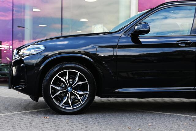 BMW X3 xDrive30e High Executive M Sport Automaat / Panoramadak / Trekhaak / Sportstoelen / Achteruitrijcamera / LED / Stoelverwarming / BMW Live Cockpit Professional