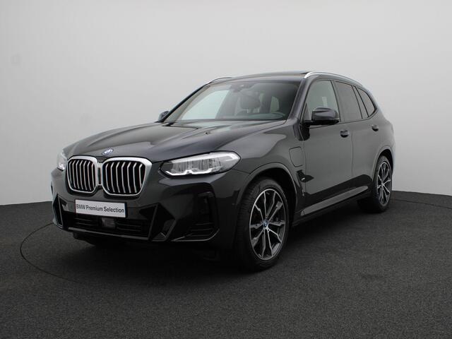 BMW X3 xDrive30e M Sportpakket | Trekhaak | Driving Assistant | Head-Up Display | Harman Kardon | 20"