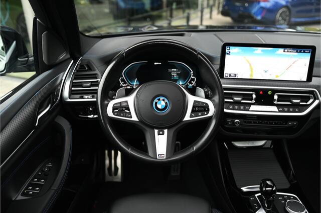 BMW X3 xDrive30e M Sport Automaat / Panoramadak / Trekhaak / Sportstoelen / Achteruitrijcamera / Laserlight / Comfort Access / Head-Up / Harman Kardon / Live Cockpit Professional