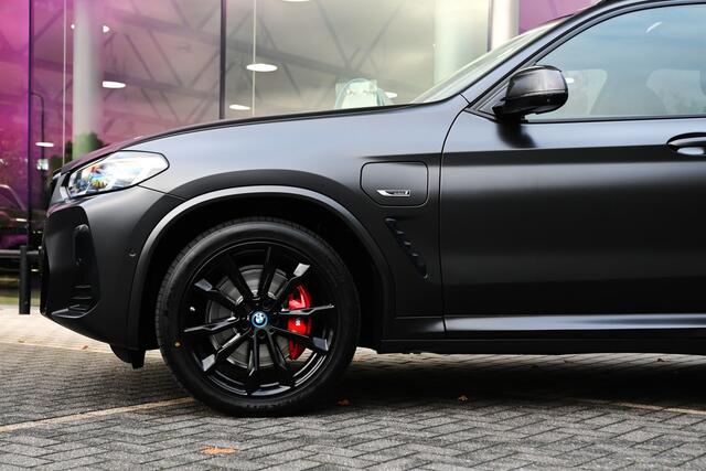 BMW X3 30e xDrive M Sport Automaat / Panoramadak / Trekhaak / Sportstoelen / Laserlight / Comfort Access / Parking Assistant Plus / Head-Up / Live Cockpit Professional