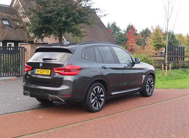 BMW X3 iX3 Executive 80 kWh | Panoramadak | Camera | Trekhaak | Sfeerverlichting | Apple Carplay |