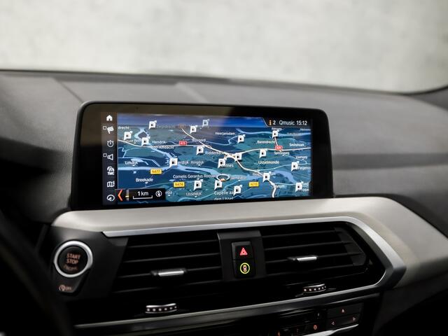 BMW X3 xDrive20i High Executive 184Pk Automaat (PANORAMADAK, HEAD-UP DISPLAY, GROOT NAVI, STUUR/STOELVERWARMING, ELEK SPORTSTOELEN, LEDER, ZWART HEMEL, GETINT GLAS, SFEERVERLICHTING, NIEUWSTAAT)