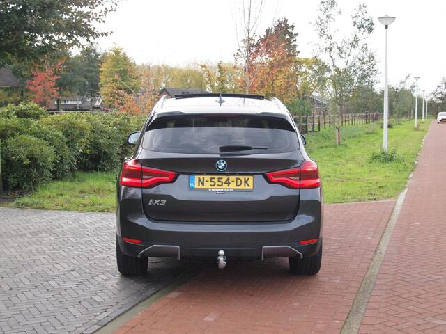 BMW X3 iX3 Executive 80 kWh | Panoramadak | Camera | Trekhaak | Sfeerverlichting | Apple Carplay |