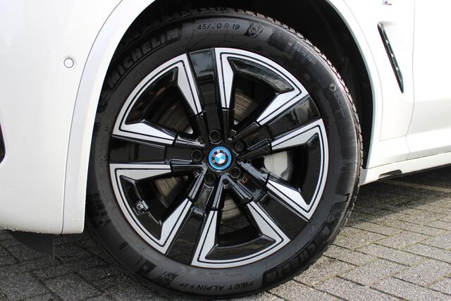BMW X3 iX3 Executive / Trekhaak / Sportstoelen / Achteruitrijcamera / Adaptieve LED / Live Cockpit Professional / Adaptief onderstel