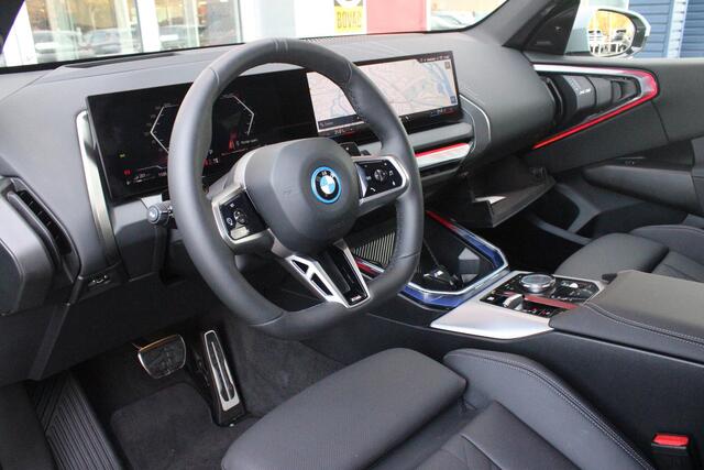 BMW X3 30e xDRIVE M-SPORT 299PK | M-SPORTPAKKET 337 MET O.A. M AERODYNAMICA PAKKET - SHADOWLINE RAAMOMLIJSTING - M-SPORT ONDERSTEL - M-INTERIEUR PAKKET - VEGANZA LEDEREN BEKLEDING - M-SPORT INTERIEURLIJSTEN - M-SPORTSTUUR - M ZWARTE HEMELBEKLEDING | PREMIUM PACK