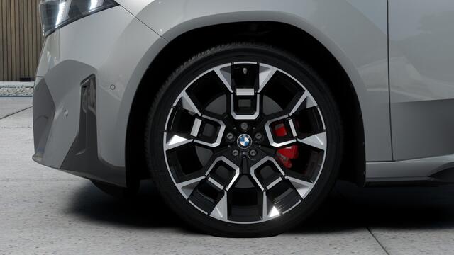 BMW X3 iX3 50 xDrive M Sport / Panoramadak / Trekhaak / M Sportstoelen / Parking Assistant Professional / Stuurverwarming