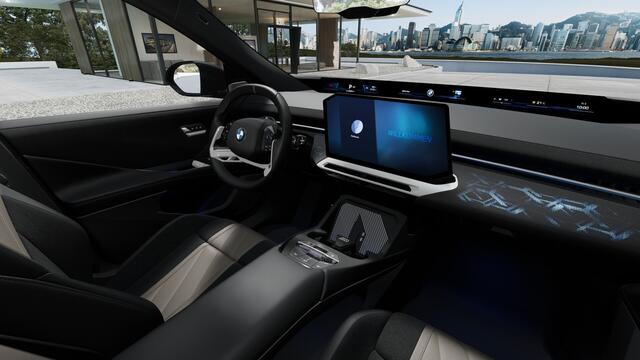 BMW X3 iX3 50 xDrive M Sport / Panoramadak / Trekhaak / M Sportstoelen / Parking Assistant Professional / Stuurverwarming / Head-Up