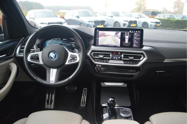 BMW X3 xDrive30e High Executive M Sport Automaat / Panoramadak / Sportstoelen / Achteruitrijcamera / Comfort Access / LED / Head-Up / Stoelverwarming / Live Cockpit professional