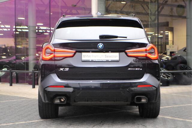BMW X3 xDrive30e High Executive M Sport Automaat / Panoramadak / Sportstoelen / Achteruitrijcamera / Comfort Access / LED / Head-Up / Stoelverwarming / Live Cockpit professional