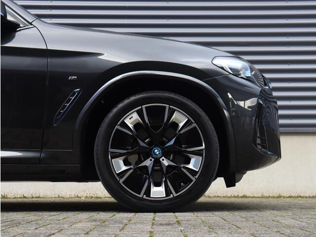 BMW X3 iX3 High Executive | M Sport | Panodak | Driving Assistant Prof. | Harman Kardon | Elektr. Stoelen | Head-Up | Getint Glas | Trekhaak | 20'' LMV