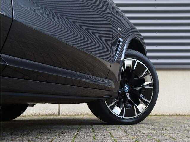 BMW X3 iX3 High Executive | M Sport | Panodak | Driving Assistant Prof. | Harman Kardon | Elektr. Stoelen | Head-Up | Getint Glas | Trekhaak | 20'' LMV