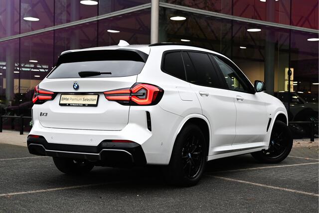 BMW X3 iX3 Executive / Trekhaak / Panoramadak / Sportstoelen / Achteruitrijcamera / Adaptieve LED / Live Cockpit Professional / Adaptief onderstel