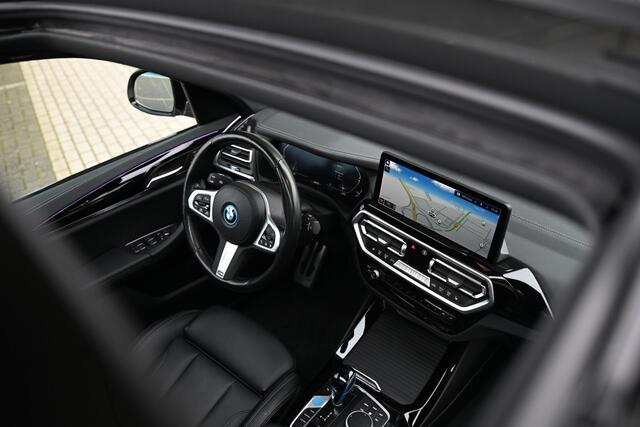 BMW X3 iX3 Executive / Trekhaak / Panoramadak / Sportstoelen / Achteruitrijcamera / Adaptieve LED / Live Cockpit Professional / Adaptief onderstel