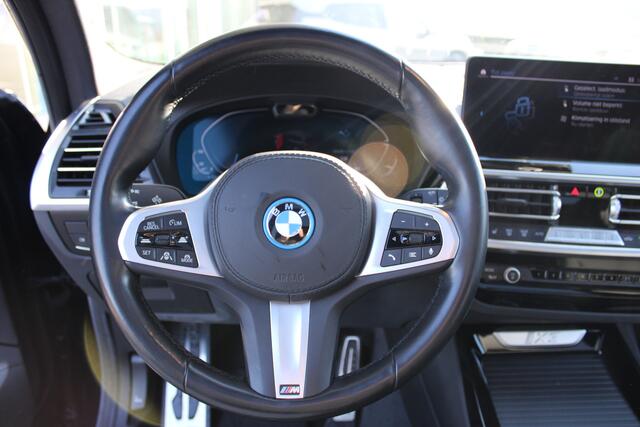 BMW X3 iX3 Executive / Trekhaak / Sportstoelen / Adaptieve LED / Adaptief onderstel / Stoelverwarming / Live Cockpit Professional