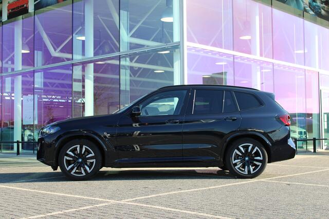 BMW X3 iX3 Executive / Trekhaak / Sportstoelen / Adaptieve LED / Adaptief onderstel / Stoelverwarming / Live Cockpit Professional