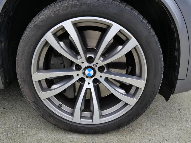 BMW X5 xDrive50i HIGH EXECUTIVE | M-SPORT | SOFTCLOSE | PANO | TREKHAAK | H/K | STANDKACHEL | UNIEK!!
