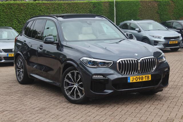 BMW X5 xDrive30d High Exe. 7p. M Sport / Trekhaak / Panoramadak / Camera / Head-up / Softclose / 20'' / Harman Kardon / Luchtvering / Laser LED / Keyless / Leder / Apple CarPlay / Stuurverwarming / DAB / ACC / Zonnescherm zijruite