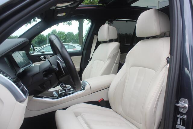 BMW X5 xDrive30d High Exe. 7p. M Sport / Trekhaak / Panoramadak / Camera / Head-up / Softclose / 20'' / Harman Kardon / Luchtvering / Laser LED / Keyless / Leder / Apple CarPlay / Stuurverwarming / DAB / ACC / Zonnescherm zijruite
