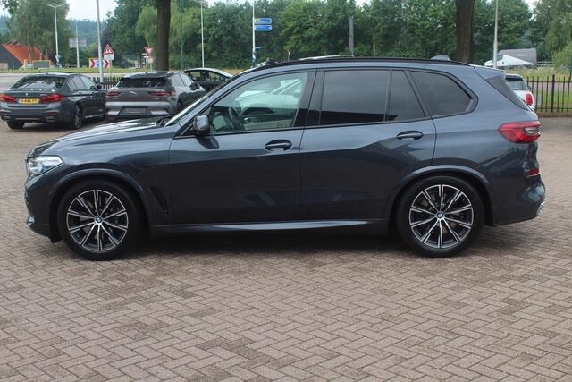 BMW X5 xDrive30d High Exe. 7p. M Sport / Trekhaak / Panoramadak / Camera / Head-up / Softclose / 20'' / Harman Kardon / Luchtvering / Laser LED / Keyless / Leder / Apple CarPlay / Stuurverwarming / DAB / ACC / Zonnescherm zijruite