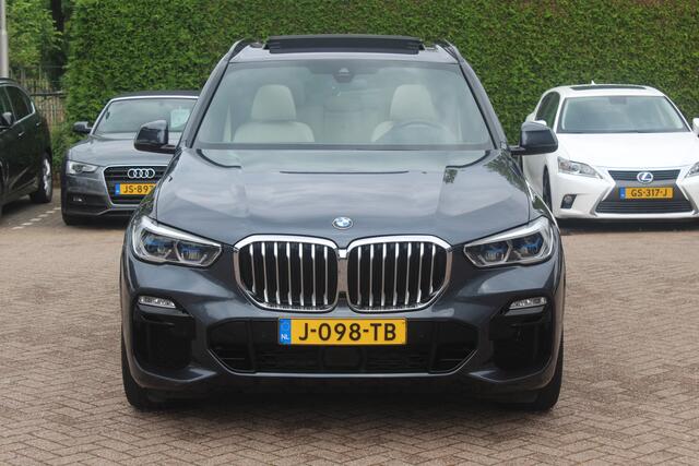 BMW X5 xDrive30d High Exe. 7p. M Sport / Trekhaak / Panoramadak / Camera / Head-up / Softclose / 20'' / Harman Kardon / Luchtvering / Laser LED / Keyless / Leder / Apple CarPlay / Stuurverwarming / DAB / ACC / Zonnescherm zijruite
