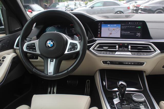 BMW X5 xDrive30d High Exe. 7p. M Sport / Trekhaak / Panoramadak / Camera / Head-up / Softclose / 20'' / Harman Kardon / Luchtvering / Laser LED / Keyless / Leder / Apple CarPlay / Stuurverwarming / DAB / ACC / Zonnescherm zijruite