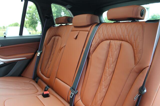 BMW X5 xDrive50e High Executive M Sport Automaat / Panoramadak Sky Lounge / Trekhaak / Massagefunctie / Bowers & Wilkins / Parking Assistant Professional / Soft-Close / Active Steering