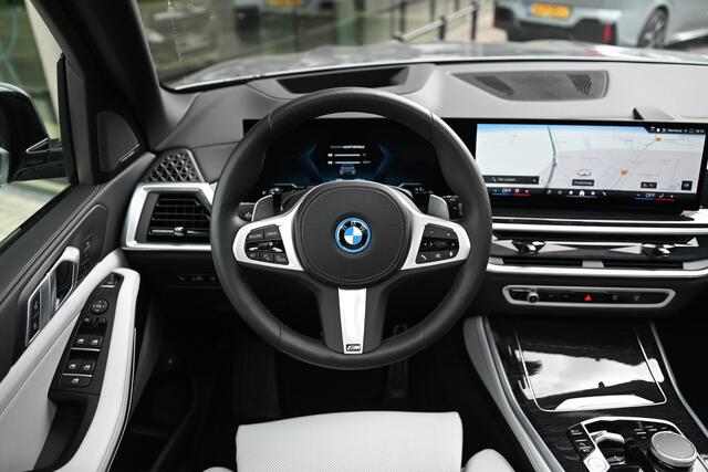 BMW X5 xDrive50e High Executive M Sport Automaat / Panoramadak / Trekhaak / Sportstoelen / Soft-Close / Parking Assistant Professional / Adaptief onderstel / Adaptieve LED / Harman Kardon